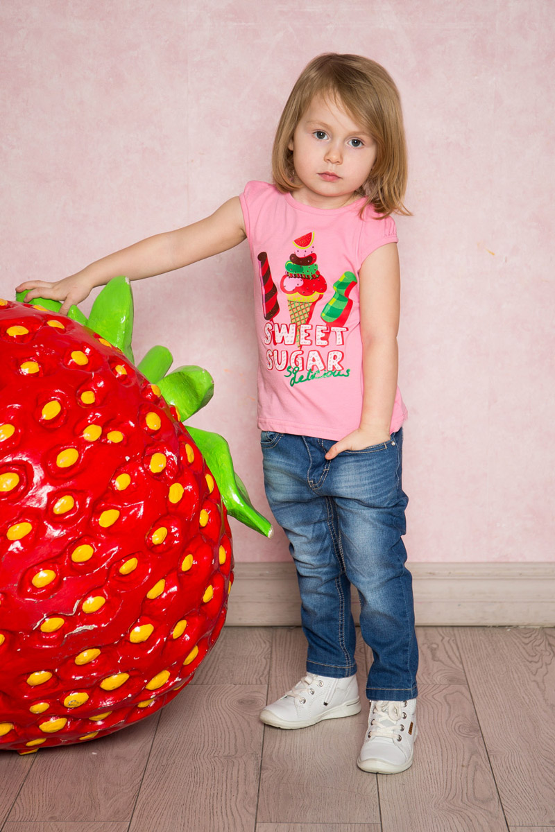 Джинсы712138 Джинсы712138Стильные джинсы для девочки Sweet Berry выполнены из эластичного хлопка с эффектом потертости. Джинсы зауженного кроя и стандартной посадки на талии застегиваются на пуговицу и имеют ширинку на застежке-молнии. Модель представляет собой классическую пятикарманку: два втачных и один маленький прорезной кармашек спереди и два накладных кармана сзади. На поясе имеются шлевки для ремня. С внутренней стороны пояс дополнен вшитыми эластичными лентами, регулирующими посадку по талии.