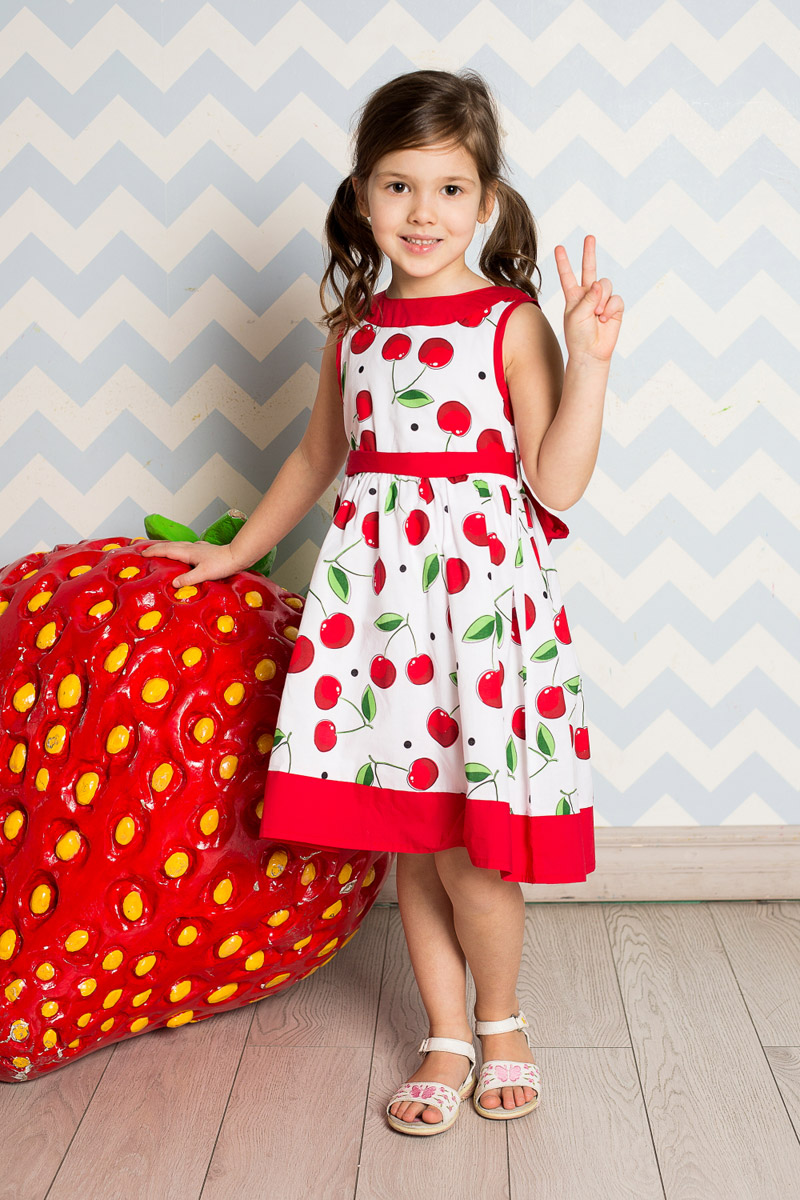 Платье714161 Платье714161Классическое платье для девочки Sweet Berry выполнено из натурального хлопка и оформлено принтом с изображением вишенок. Модель средней длины с пышной юбкой-солнцем застегивается сзади на потайную застежку-молнию. Линию талии подчеркивает текстильный поясок контрастного цвета, завязывающийся на бант. Горловина и низ платья декорированы контрастным материалом.