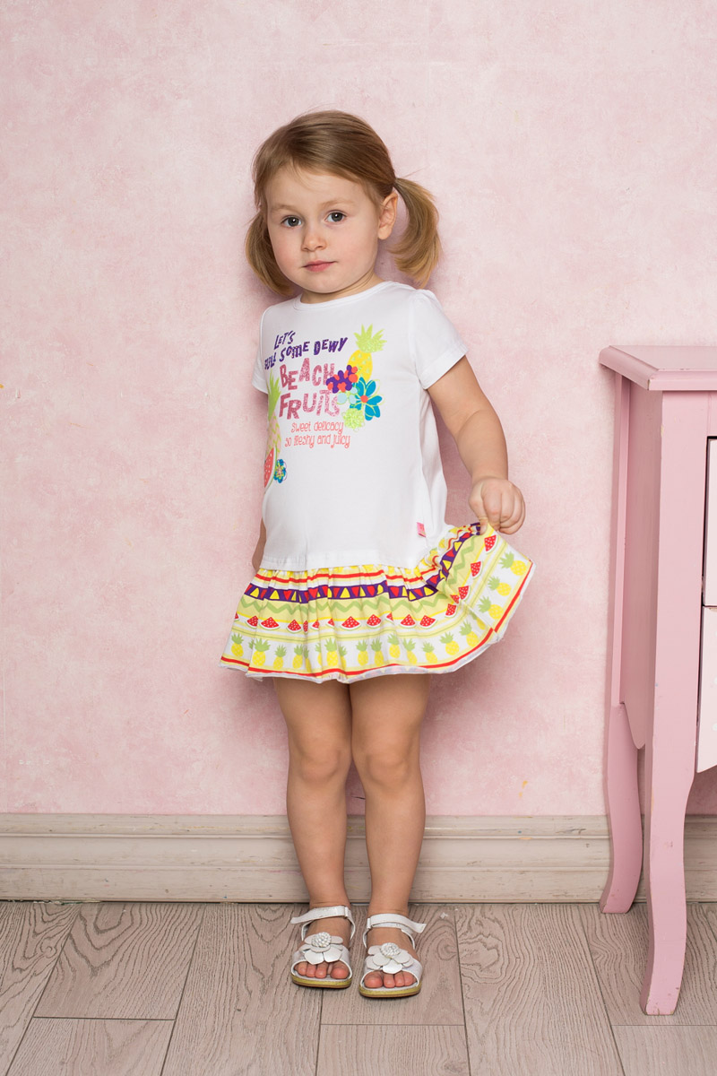 Платье712073 Платье712073Яркое платье для девочки Sweet Berry выполнено из качественного эластичного хлопка. Модель прямого кроя с контрастной юбкой-воланом и короткими рукавами-фонариками оформлена принтом с изображением фруктов и надписей. Круглый вырез горловины дополнен мягкой эластичной бейкой.