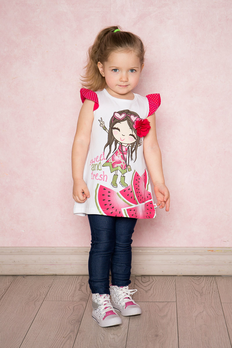 Платье712100 Платье712100Яркое платье для девочки Sweet Berry выполнено из качественного эластичного хлопка. Модель А-силуэта с контрастными рукавами-крылышками оформлена модным принтом и объемным цветком. Круглый вырез горловины дополнен мягкой эластичной бейкой.