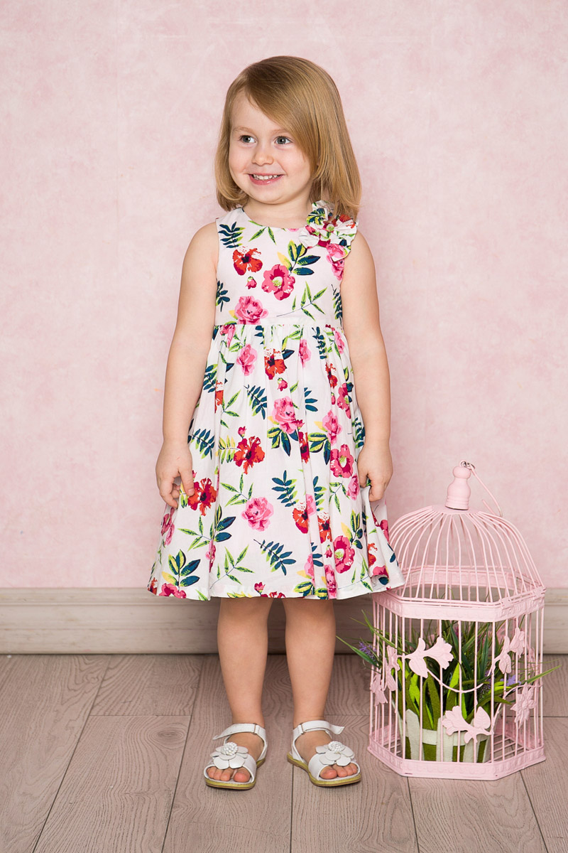 Платье712023 Платье712023Яркое платье для девочки Sweet Berry выполнено из натурального хлопка и оформлено цветочным принтом. Модель средней длины с пышной юбкой-солнцем на хлопковой подкладке застегивается сзади на потайную застежку-молнию. На плече платье декорировано объемными бантиками.