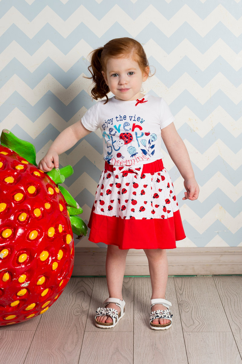 Футболка712057 Футболка712057Яркая футболка для девочки Sweet Berry выполнена из качественного эластичного хлопка. Модель с круглым вырезом горловины и короткими рукавами оформлена оригинальным принтом. Воротник дополнен мягкой эластичной бейкой и оформлен небольшим бантиком.