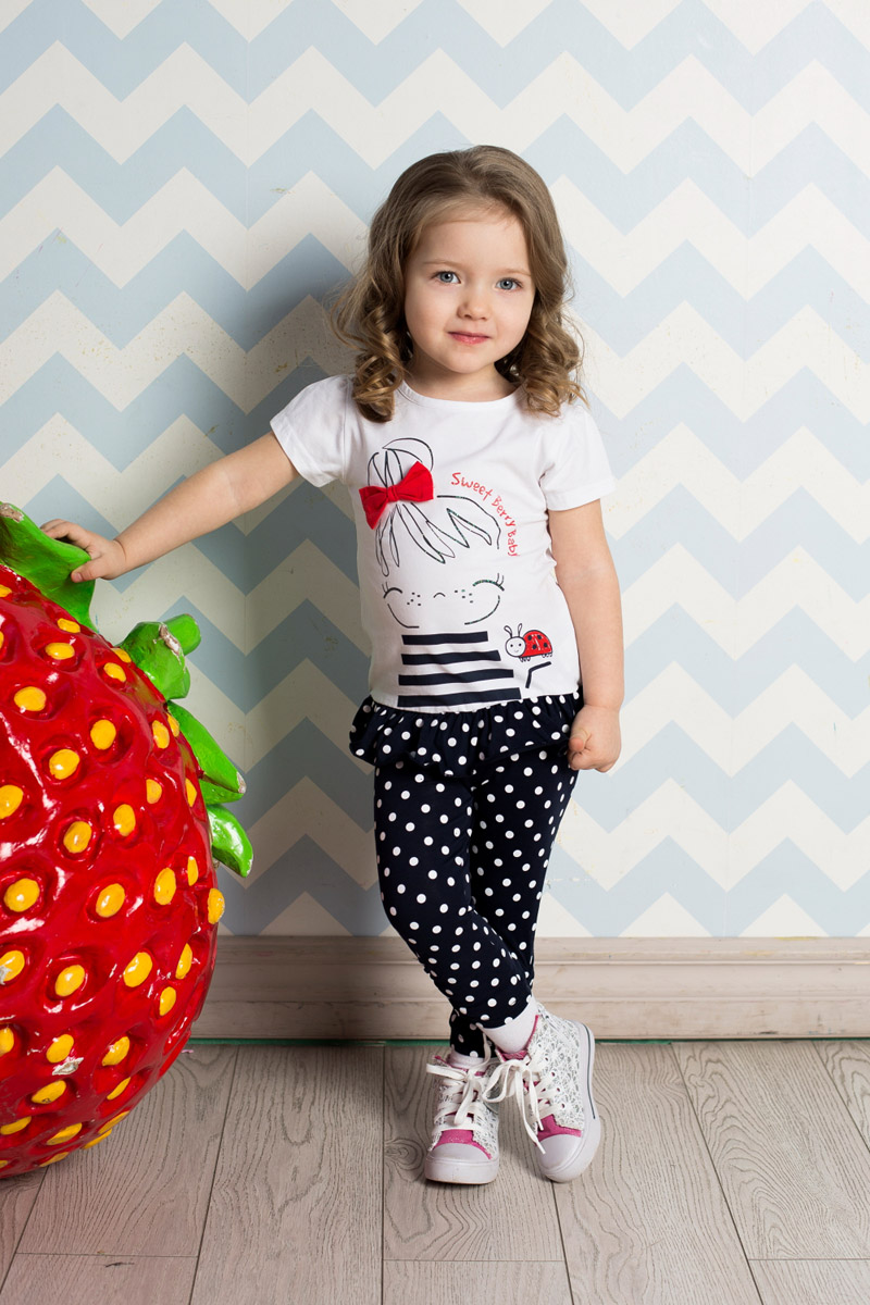 Футболка712058 Футболка712058Яркая футболка для девочки Sweet Berry выполнена из качественного эластичного хлопка. Удлиненная модель с круглым вырезом горловины и короткими рукавами-фонариками оформлена контрастной вставкой-воланом по низу и оригинальным принтом с объемным бантиком. Воротник дополнен мягкой эластичной бейкой.