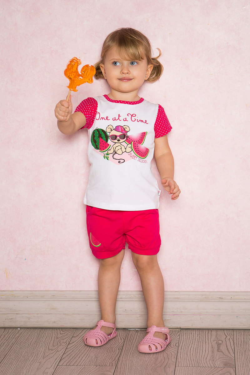Футболка712102 Футболка712102Яркая футболка для девочки Sweet Berry выполнена из качественного эластичного хлопка с оригинальным принтом. Модель с круглым вырезом горловины и короткими рукавами застегивается на пуговицу на спинке. Рукава и воротник с мягкой эластичной бейкой выполнены из материала контрастного цвета.