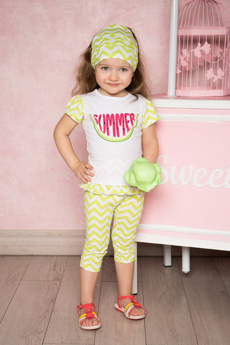 Футболка712103 Футболка712103Яркая удлиненная футболка для девочки Sweet Berry выполнена из качественного эластичного хлопка с оригинальным принтом. Модель с круглым вырезом горловины и короткими рукавами застегивается на пуговицу на спинке и дополнена вставкой-воланом по низу. Рукава и вставка выполнены из материала контрастного цвета. Воротник дополнен мягкой эластичной бейкой.