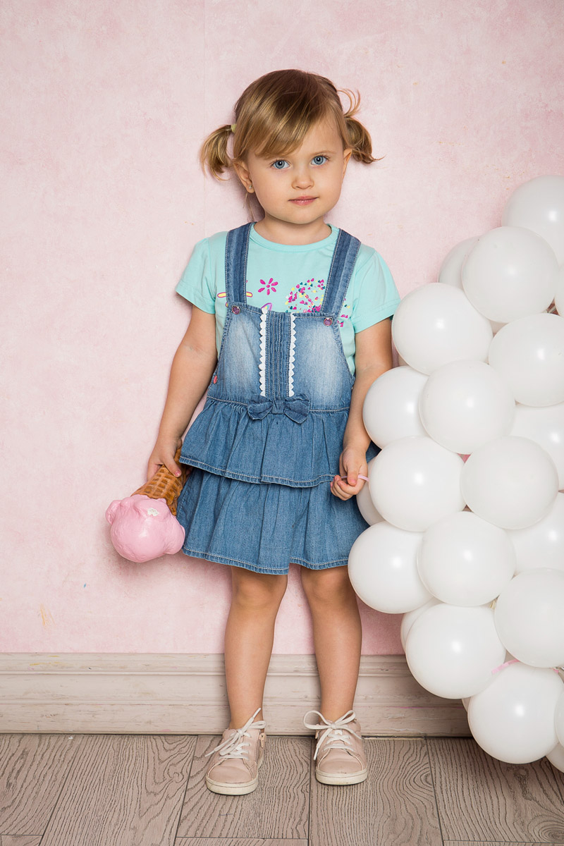 Футболка712011 Футболка712011Яркая футболка для девочки Sweet Berry с фигурным вырезом на спинке выполнена из качественного эластичного хлопка. Модель приталенного кроя с круглым вырезом горловины и рукавами-фонариками оформлена оригинальным принтом. Воротник дополнен мягкой эластичной бейкой.