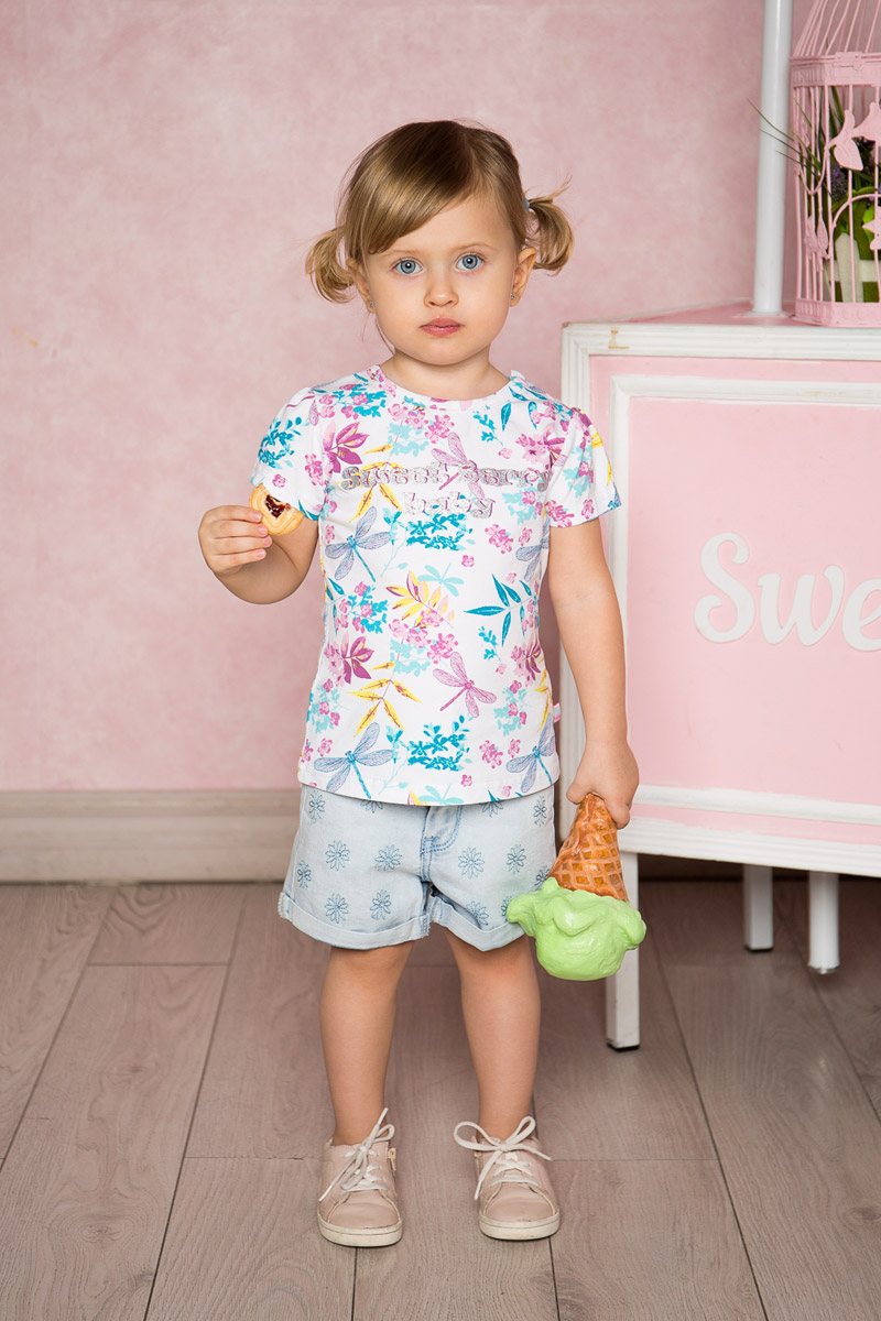 Футболка712010 Футболка712010Яркая футболка для девочки Sweet Berry, выполненная из качественного эластичного хлопка, станет отличным дополнением к детскому гардеробу. Модель приталенного кроя с круглым вырезом горловины и рукавами-фонариками оформлена оригинальным принтом. Воротник дополнен мягкой эластичной бейкой. На плече предусмотрены кнопки для легкого переодевания ребенка.