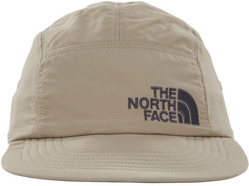 БейсболкаT0CF7XHDC БейсболкаT0CF7XHDCБейсболка The North Face выполнена из качественного нейлона. Модель имеет специальные вентиляционные отверстия. Изделие оформлено вышивкой с логотипом бренда. Объем бейсболки регулируется при помощи хлястика с фиксатором. Классическая кепка на все случаи жизни - благодаря мягкому козырьку ее можно не только носить, но и удобно прятать в карман или рюкзак.