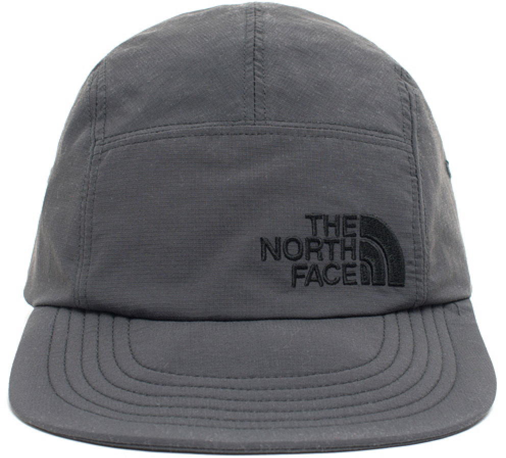 БейсболкаT0CF7XHDC БейсболкаT0CF7XHDCБейсболка The North Face выполнена из качественного нейлона. Модель имеет специальные вентиляционные отверстия. Изделие оформлено вышивкой с логотипом бренда. Объем бейсболки регулируется при помощи хлястика с фиксатором. Классическая кепка на все случаи жизни - благодаря мягкому козырьку ее можно не только носить, но и удобно прятать в карман или рюкзак.