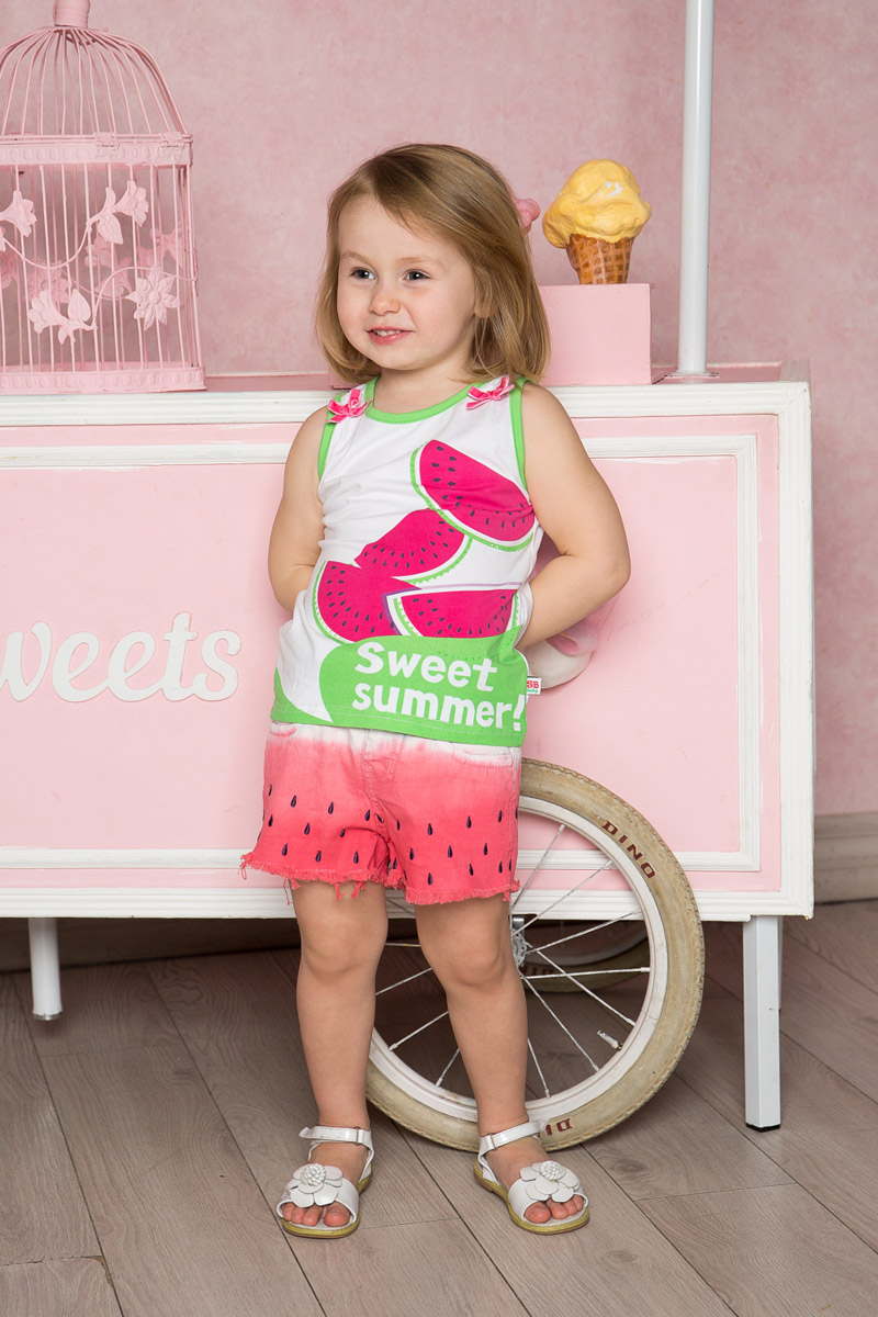 Шорты712096 Шорты712096Стильные джинсовые шорты для девочки Sweet Berry выполнены из качественного хлопкового материала и оформлены бахромой по низу. Градиентный переход цвета и вышивка делают шорты похожими на дольку арбуза. Модель стандартной посадки на талии застегивается на пуговицу и имеет ширинку на застежке-молнии. На поясе имеются шлевки для ремня. С внутренней стороны пояс дополнен вшитыми эластичными лентами, регулирующими посадку по талии. Модель имеет два втачных кармана спереди и два накладных кармана сзади.