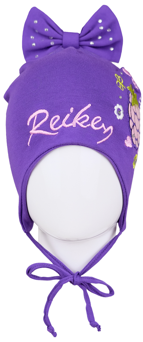 Шапка детскаяRKNSS17-BB1 fuchsia Шапка детскаяRKNSS17-BB1 fuchsiaЯркая двухслойная шапка для девочки Reike Ежевика, изготовленная из натурального хлопка, защитит голову ребенка от ветра в прохладную погоду. Модель с удлиненными ушками оформлена декоративным элементом с вышивкой и стразами в стиле серии и трикотажным бантом со стразами на макушке. Изделие фиксируется на голове при помощи завязок. Уважаемые клиенты! Размер, доступный для заказа, является обхватом головы.