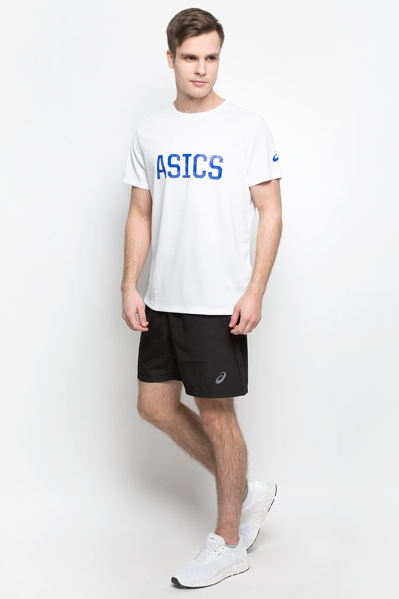 Футболка142879-0001 Футболка142879-0001Спортивная мужская футболка Asics Ss Graphic Tee, выполненная из высококачественного полиэстера, обладает высокой воздухопроницаемостью, а также превосходно отводит влагу от тела, оставляя кожу сухой даже во время интенсивных тренировок. Такая футболка великолепно подойдет как для повседневной носки, так и для спортивных занятий. Модель с короткими рукавами и круглым вырезом горловины оформлена крупным принтом с логотипом бренда на груди.