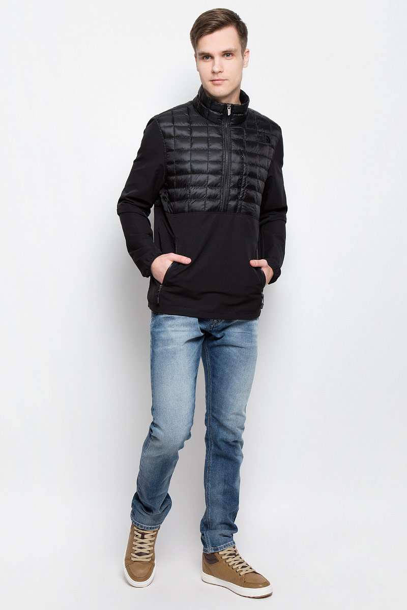 ВетровкаT92S4YJK3 ВетровкаT92S4YJK3Мужская спортивная ветровка The North Face M Den Tb 1/4 с длинными рукавами и воротником-стойкой застегивается на застежку-молнию на груди. Изделие дополнено двумя втачными карманами на молниях спереди. Верх ветровки выполнен из прочного нейлона и имеет стеганый узор.