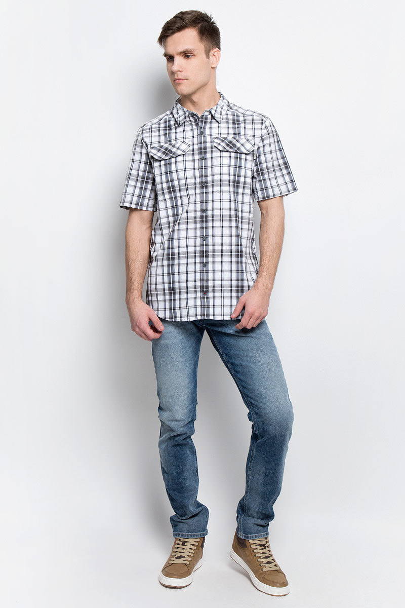 РубашкаT92S7XU34 РубашкаT92S7XU34Мужская рубашка The North Face M S/S Pine Knot выполнена из полиэстера с добавлением нейлона. Рубашка с короткими рукавами и отложным воротником застегивается на пуговицы спереди. Рубашка оформлена принтом в клетку. На груди расположены два накладных кармана с клапанами на пуговицах.