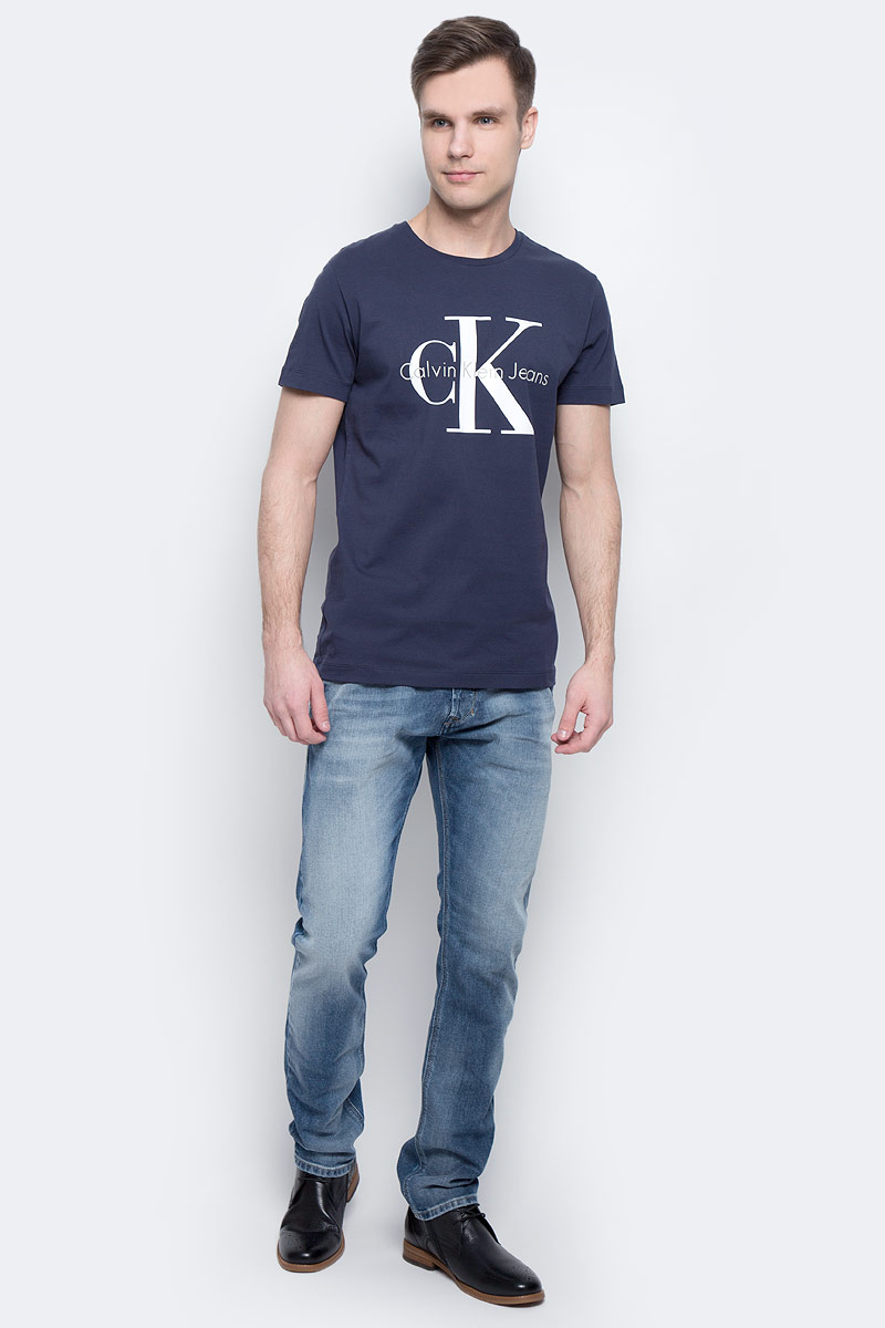 ФутболкаJ30J304336_4020 ФутболкаJ30J304336_4020Мужская футболка Calvin Klein Jeans изготовлена из натурального хлопка. Модель выполнена с круглой горловиной и короткими рукавами. Футболка декорирована крупным принтом с названием бренда.