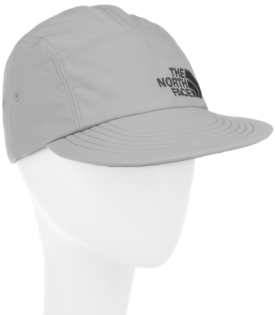 БейсболкаT0CF7XHDC БейсболкаT0CF7XHDCБейсболка The North Face выполнена из качественного нейлона. Модель имеет специальные вентиляционные отверстия. Изделие оформлено вышивкой с логотипом бренда. Объем бейсболки регулируется при помощи хлястика с фиксатором. Классическая кепка на все случаи жизни - благодаря мягкому козырьку ее можно не только носить, но и удобно прятать в карман или рюкзак.