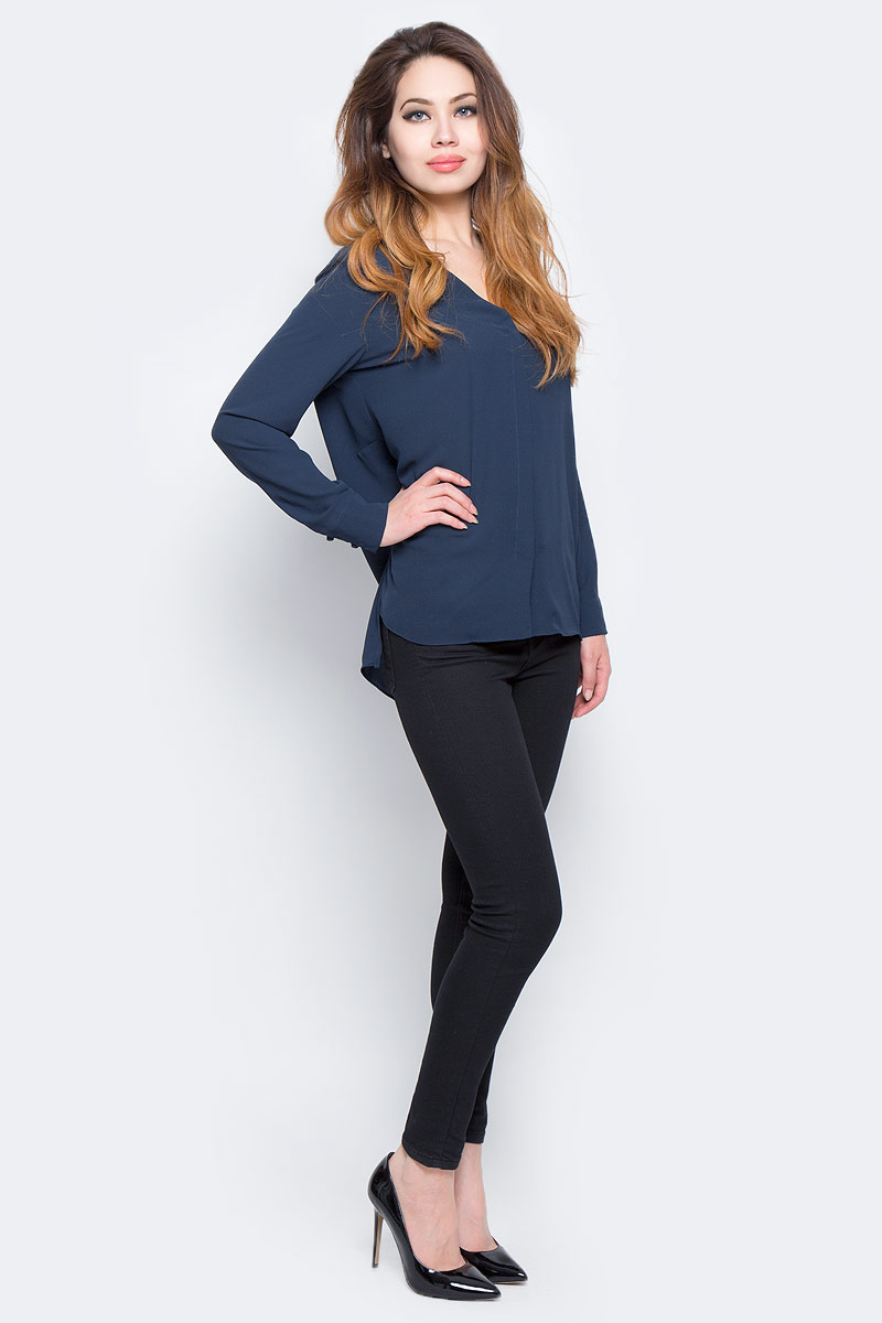 Блузка16053871_Dark Sapphire Блузка16053871_Dark SapphireЖенская блузка Selected Femme изготовлена из качественного полиэстера. Модель с V-образным вырезом горловины застегивается на скрытые в двойной планке пуговицы. Рукава дополнены широкими фигурными манжетами на застежках-пуговицах. Сзади сверху имеется вертикальный разрез. Спинка выполнена длиннее передней части блузки. Модель дополнена боковыми разрезами.