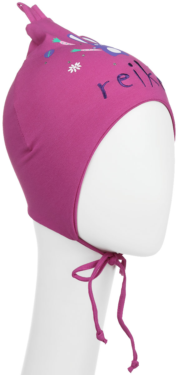 Шапка детскаяRKNSS17-HR2 fuchsia Шапка детскаяRKNSS17-HR2 fuchsiaЯркая двухслойная шапка для девочки Reike Зайчики, изготовленная из натурального хлопка, защитит голову ребенка от ветра в прохладную погоду. Модель удлинена, оформлена принтом со стразами и вышивкой в стиле серии, а также усиками на макушке. Изделие с удлиненными боковыми частями фиксируется на голове при помощи завязок. Уважаемые клиенты! Размер, доступный для заказа, является обхватом головы.