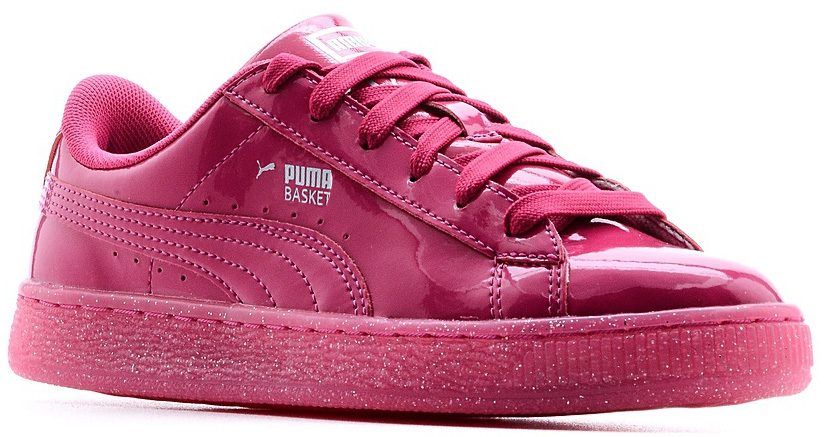 Кроссовки36246101 Кроссовки36246101Легендарная модель Puma Basket предлагается в этом сезоне в эксклюзивном девичьем варианте - на эластичной гламурной подошве с фигурным рантом и с верхом из блестящей кожи, декорированной серебристой фирменной символикой Puma. Рельефная поверхность подошвы гарантируют отличное сцепление на любых поверхностях. Традиционная шнуровка вместе с мягким язычком обеспечивает надежную фиксацию ноги. В таких кроссовках вашим ногам будет комфортно и уютно. Они подчеркнут ваш стиль и индивидуальность!