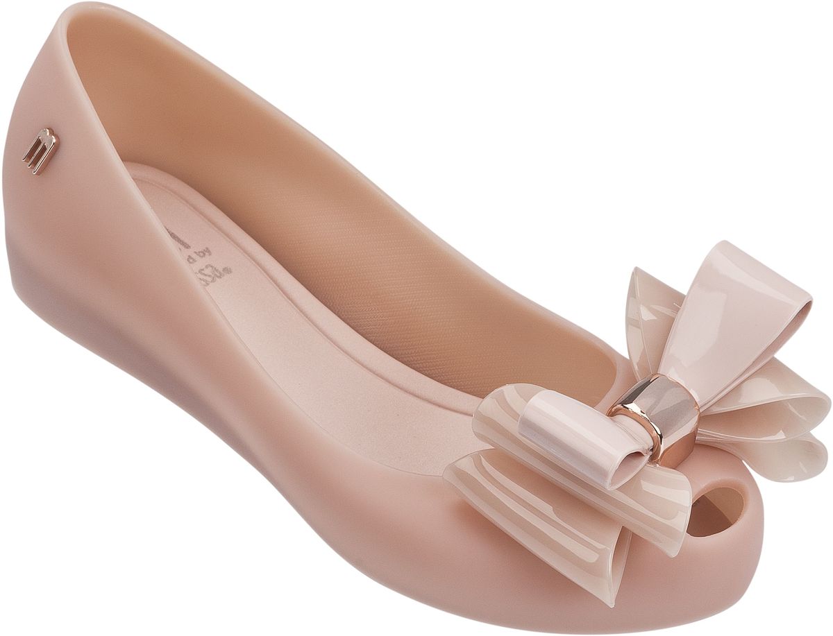 Балетки31891-1148 Балетки31891-1148Нежные балетки Ultragirl Sweet II Inf, украшенные шикарным бантом, станут украшением детских ножек.Носок дополнен небольшим вырезом. Купив эту модель и в женской коллекции, можно создать прекрасный Family Look. Обувь Melissa сделана из Melflex – инновационного полимера, который приспосабливается к форме стопы и дает ноге дышать, а также вкусно пахнет бабл-гам и карамелью. Важно, что Melflex гипоаллергенен и почти полностью перерабатывается, не выделяя вредных веществ в атмосферу.