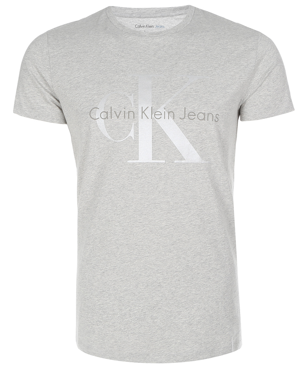 ФутболкаJ30J304946_0380 ФутболкаJ30J304946_0380Мужская футболка Calvin Klein Jeans изготовлена из натурального хлопка. Модель выполнена с круглой горловиной и короткими рукавами. Футболка декорирована крупным принтом с названием бренда.