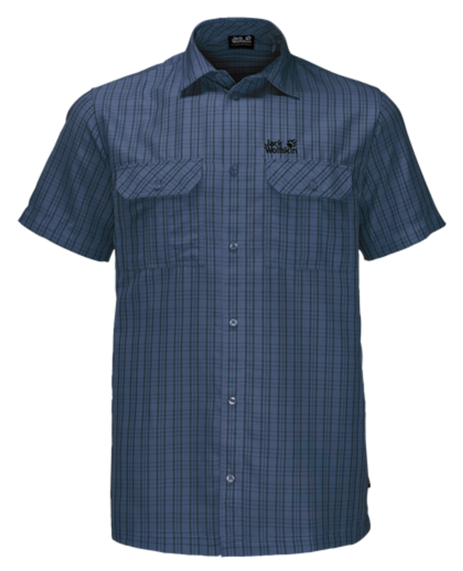 Рубашка1401042-7508 Рубашка1401042-7508Рубашка мужская Thompson Shirt M выполнена из 100% полиэстера. Ткань позволяет телу дышать и быстро сохнет. Модель идеально подходит для жаркой летней погоды и поездок в жаркие страны, так как обеспечивает хорошую терморегуляцию. Рубашка застегивается на пуговицы, имеет отложной воротник и короткие стандартные рукава. Спереди расположены два накладных кармана на пуговицах, чтобы важные вещи всегда были под рукой. Модель дополнена принтом в клетку и логотипом бренда.
