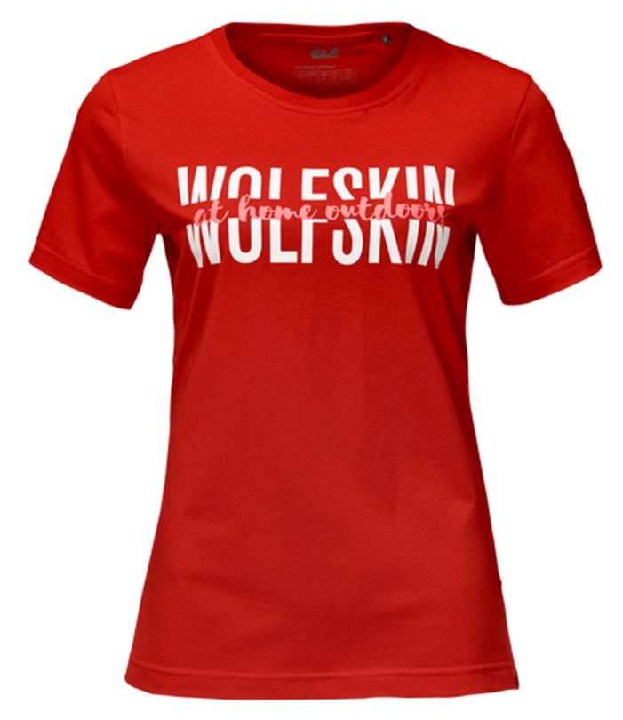 Футболка1805731-1910 Футболка1805731-1910Футболка женская Slogan T W изготовлена из полиэстера и органического хлопка. Ткань быстро сохнет, приятная на ощупь и очень прочная. Модель имеет круглый вырез горловины и короткие стандартные рукава. Футболка дополнена логотипом бренда и надписями на груди.