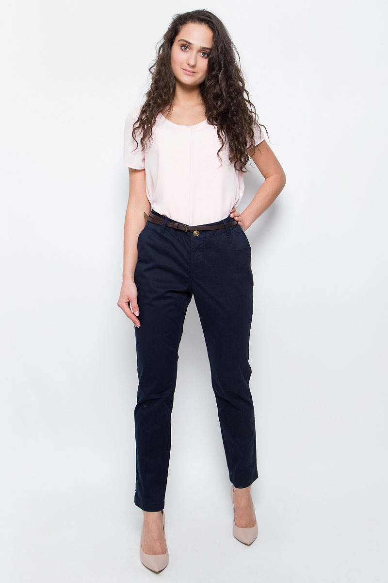БрюкиB297045_Dark Navy БрюкиB297045_Dark NavyСтильные женские брюки Baon выполнены из эластичного хлопка. Модель чинос стандартной посадки застегивается на ширинку с застежкой-молнией, а также на пуговицу в поясе. Брюки оснащены двумя боковыми карманами спереди и двумя втачными карманами сзади. В комплекте тонкий ремешок из искусственной кожи. Модные брюки помогут создать эффектный образ.