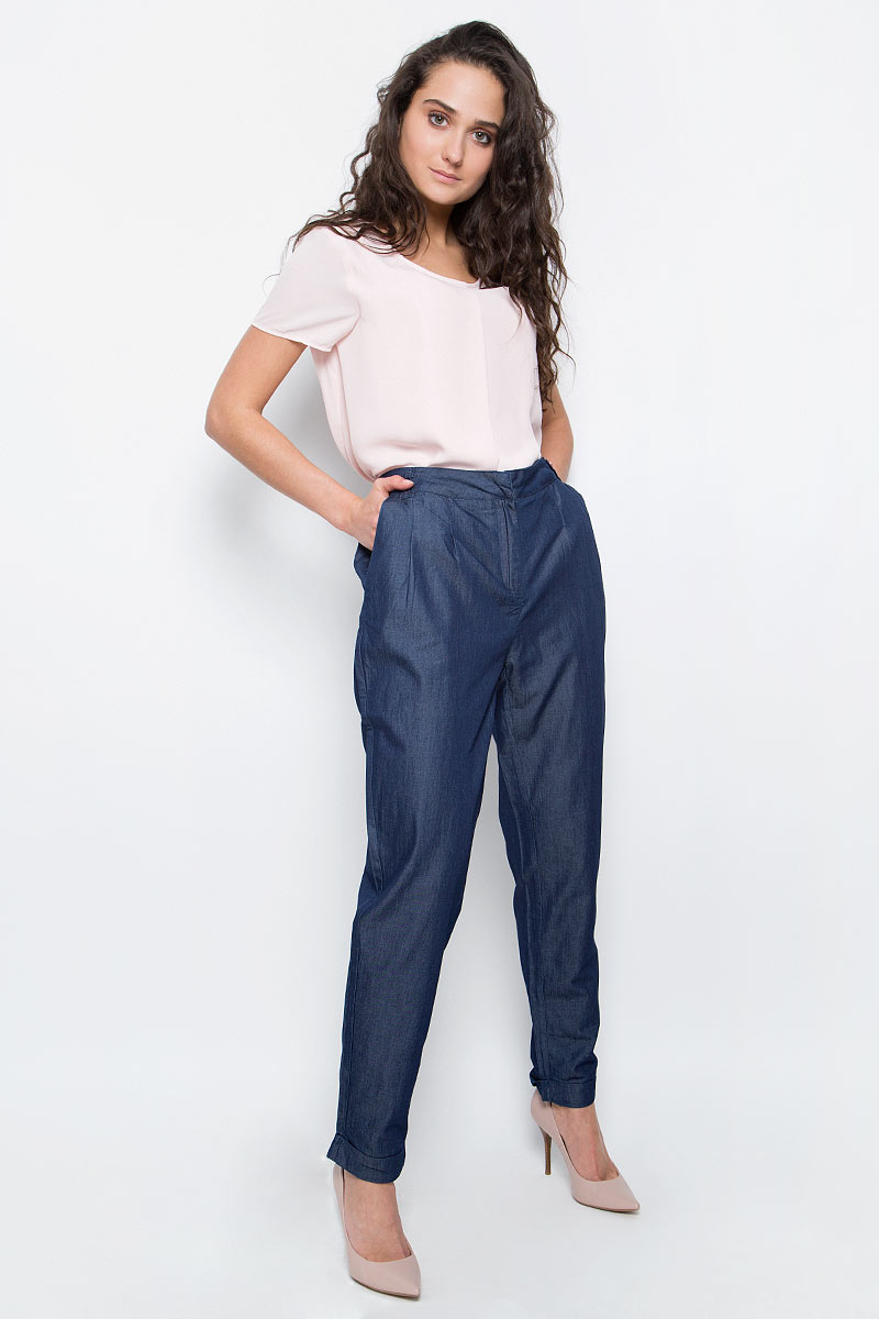 БрюкиB297030_Light Blue Denim БрюкиB297030_Light Blue DenimСтильные брюки Baon выполнены из тонкого денима - шамбри. Модель прямого кроя с защипами и складками у пояса застегивается на молнию в ширинке и металлические крючки. Брюки дополнены двумя боковыми карманами. Модные брюки помогут создать эффектный запоминающийся образ.