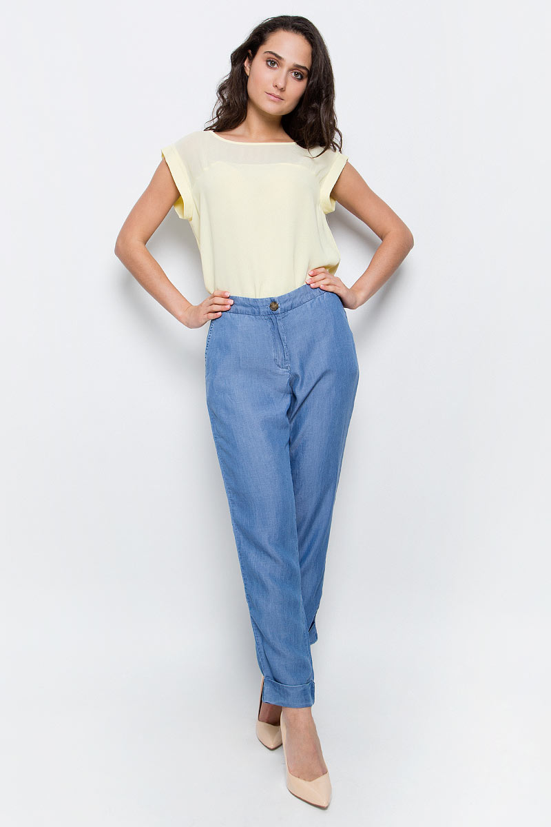 БрюкиB297024_Light Blue Denim БрюкиB297024_Light Blue DenimСтильные брюки Baon выполнены из легкой вискозы. Модель прямого кроя и средней посадки застегивается на молнию в ширинке и пуговицу в поясе. Брючины дополнены широкими отворотами. Брюки имеют два боковых кармана с косыми срезами и два задних прорезных кармашка. Модные брюки подарят вам комфорт в жаркий летний день.