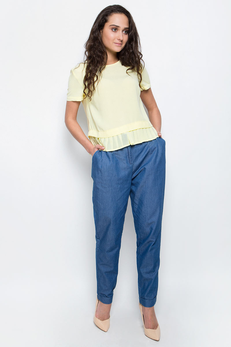 БрюкиB297030_Light Blue Denim БрюкиB297030_Light Blue DenimСтильные брюки Baon выполнены из тонкого денима - шамбри. Модель прямого кроя с защипами и складками у пояса застегивается на молнию в ширинке и металлические крючки. Брюки дополнены двумя боковыми карманами. Модные брюки помогут создать эффектный запоминающийся образ.