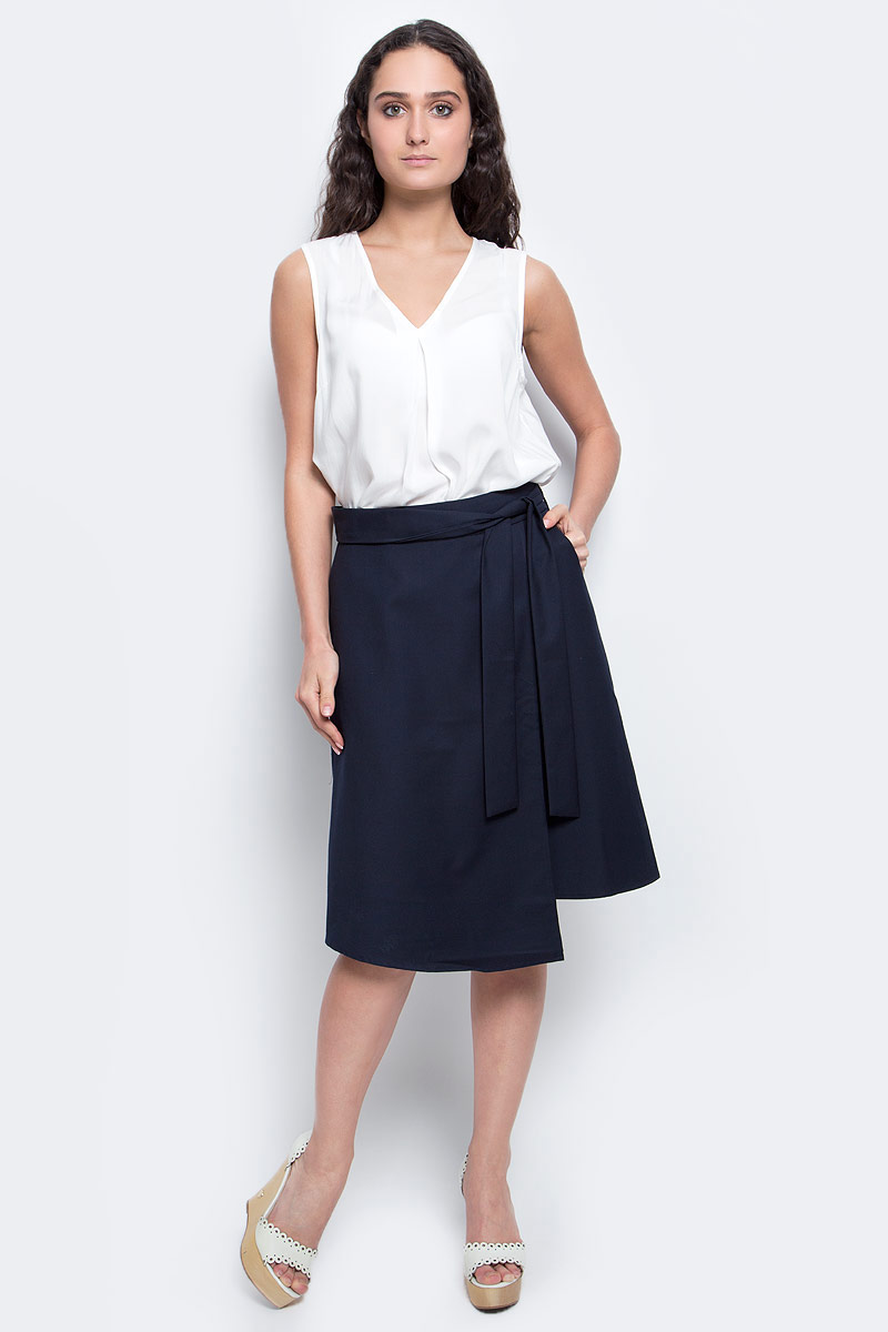 ЮбкаB477023_Dark Navy ЮбкаB477023_Dark NavyСтильная юбка Baon выполнена из полиэстера с добавлением вискозы. Модель трапециевидного кроя с драпировкой и завязывающимся на талии поясом великолепно смотрится на фигуре и подчеркивает все ее достоинства. Длина юбки чуть ниже колена. Изделие застегивается на потайную застежку-молнию, расположенную в боковом шве, и имеет втачные карманы по бокам. Такая юбка станет незаменимой вещью в базовом гардеробе современной и уверенной в себе девушки.