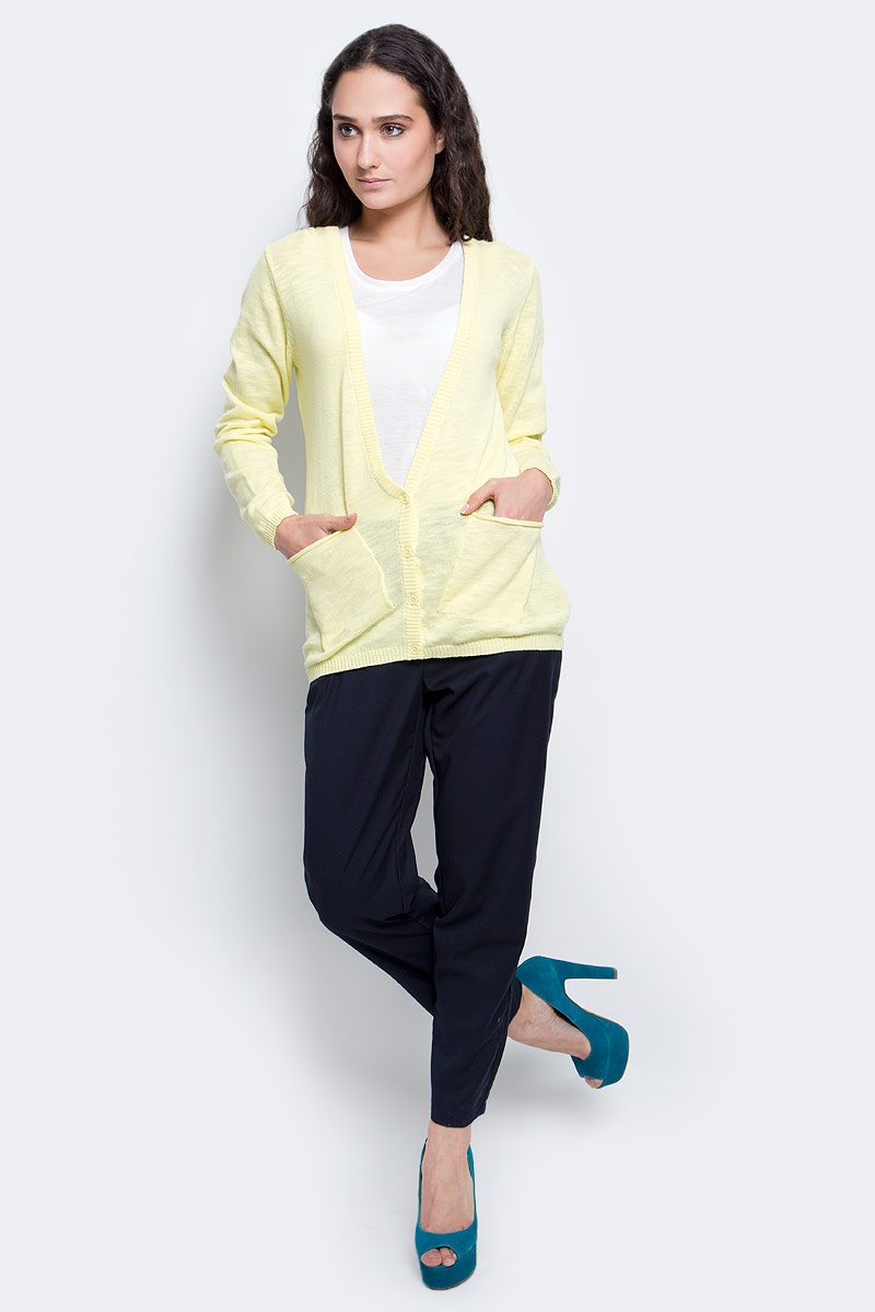 КардиганB147009_Dark Navy КардиганB147009_Dark NavyСтильный женский кардиган Baon, выполненный из натурального хлопка, подчеркнет ваш уникальный стиль и поможет создать оригинальный женственный образ. Модель с V-образным вырезом горловины и длинными рукавами застегивается на пуговицы. Изделие дополнено двумя накладными карманами. Спинка также имеет V-образную форму горловины. Комфортный кардиган лаконичного дизайна - отличный выбор на каждый день.