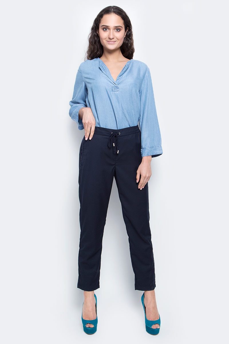 БрюкиB297022_Dark Navy БрюкиB297022_Dark NavyСтильные летние брюки Baon выполнены из полиэстера с добавлением вискозы. Модель прямого кроя и стандартной посадки на поясе имеет эластичную резинку. Кулиска дополнена затягивающимся шнурком для регулировки объема. Комфортные легкие брюки - отличный выбор на каждый день.