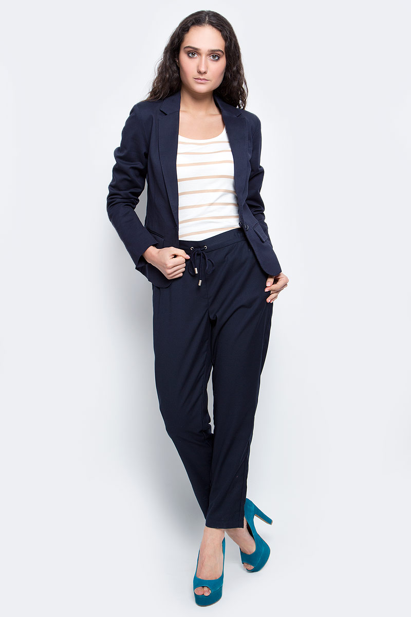 ЖакетB127005_Dark Navy ЖакетB127005_Dark NavyЖенский жакет Baon выполнен из плотного материала с подкладом. Модель приталенного силуэта с отложным воротником с лацканами и длинными рукавами застегивается на пуговицы. Спереди расположены два кармана с клапанами. Такой жакет прекрасно дополнит образ уверенной в себе девушки.