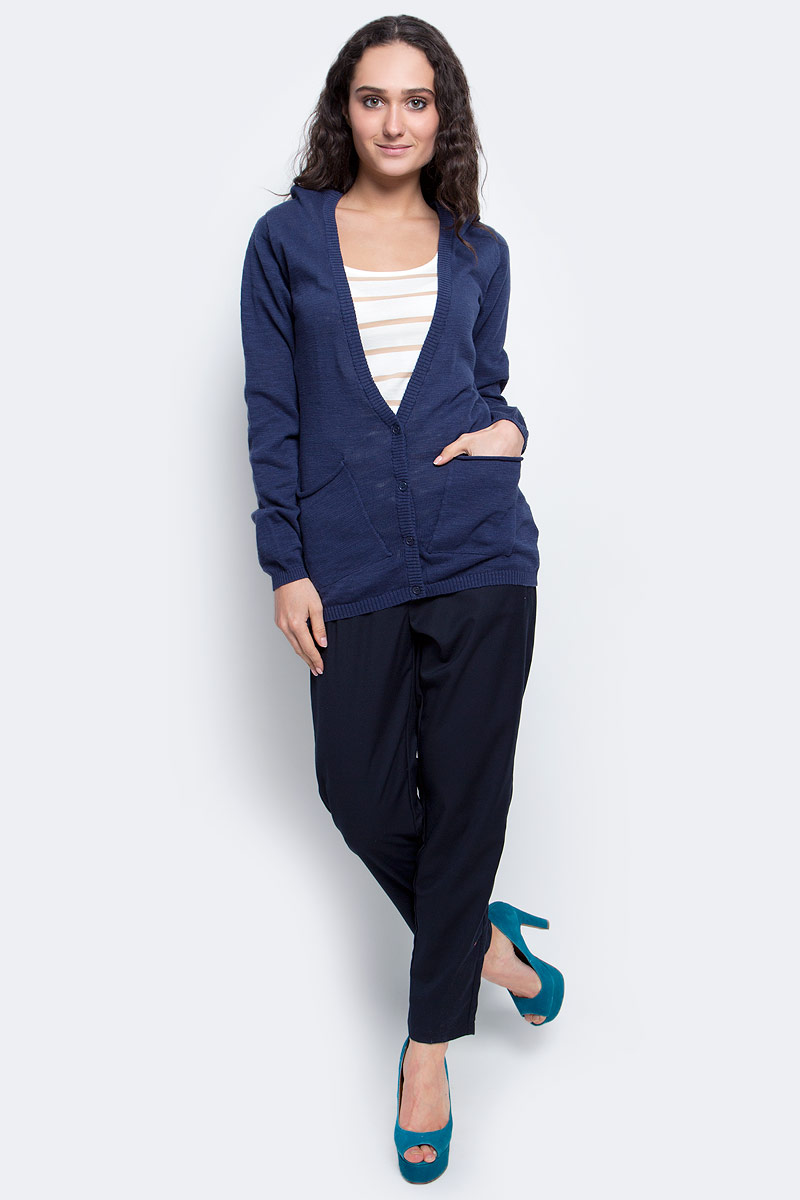 КардиганB147009_Dark Navy КардиганB147009_Dark NavyСтильный женский кардиган Baon, выполненный из натурального хлопка, подчеркнет ваш уникальный стиль и поможет создать оригинальный женственный образ. Модель с V-образным вырезом горловины и длинными рукавами застегивается на пуговицы. Изделие дополнено двумя накладными карманами. Спинка также имеет V-образную форму горловины. Комфортный кардиган лаконичного дизайна - отличный выбор на каждый день.