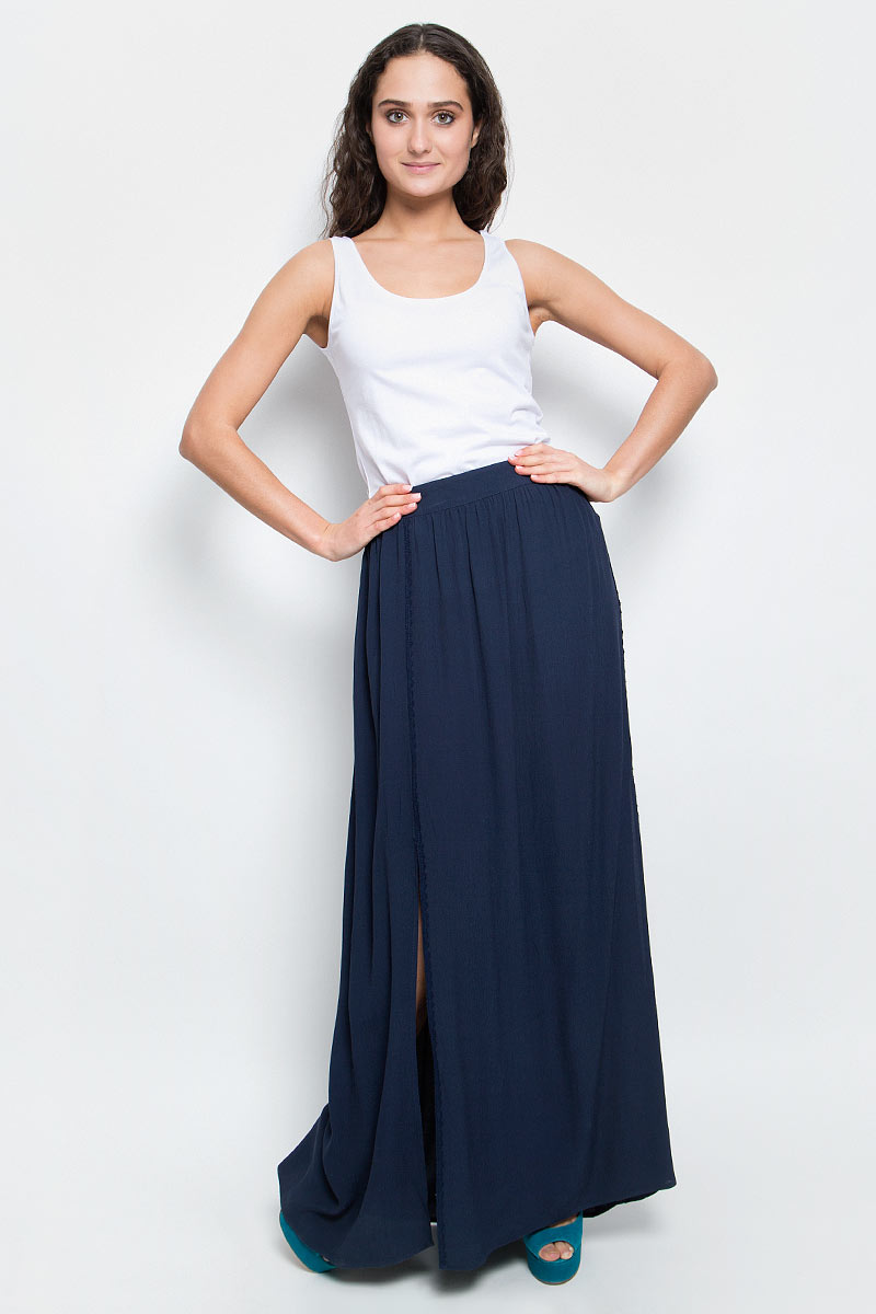 ЮбкаB477024_Dark Navy ЮбкаB477024_Dark NavyЭлегантная юбка Baon выполнена из легкой струящейся вискозы. Юбка-макси с посадкой на талии великолепно смотрится на фигуре и подчеркивает все ее достоинства. Изделие имеет эффектные боковые разрезы. Спереди модель оформлена каймой-кроше. Задняя часть пояса дополнена широкой эластичной резинкой. Такая юбка станет незаменимой вещью в летнем гардеробе современной и уверенной в себе девушки и поможет создать романтический утонченный образ.
