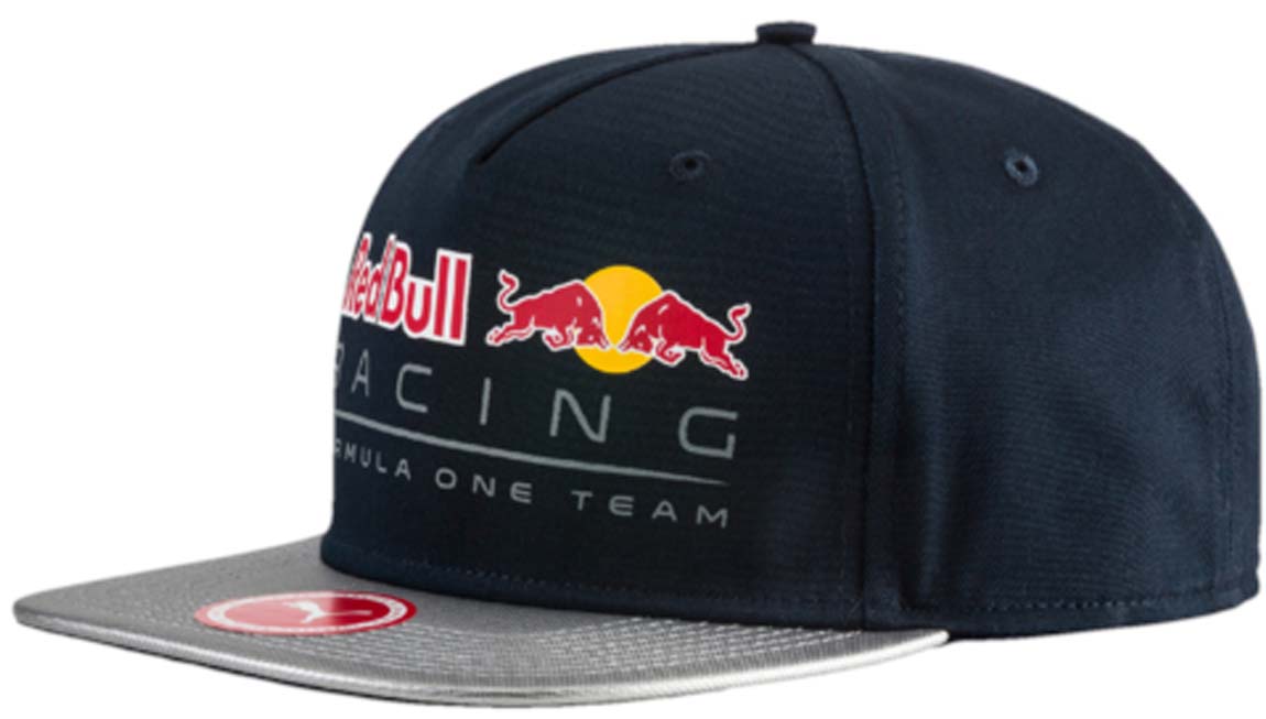 Бейсболка02116501 Бейсболка02116501Бейсболка RBR New Block Snapback идеально подойдет для защиты от солнца в жаркие летние дни. Модель выполнена из 100% хлопка, имеет плоский козырек. Вентиляция обеспечивается специальными вышитыми люверсами на поверхности бейсболки. Пластиковая застежка в задней части поможет подобрать оптимальный размер. Бейсболка декорирована фирменным логотипом Red Bull спереди и логотипом Puma сзади.