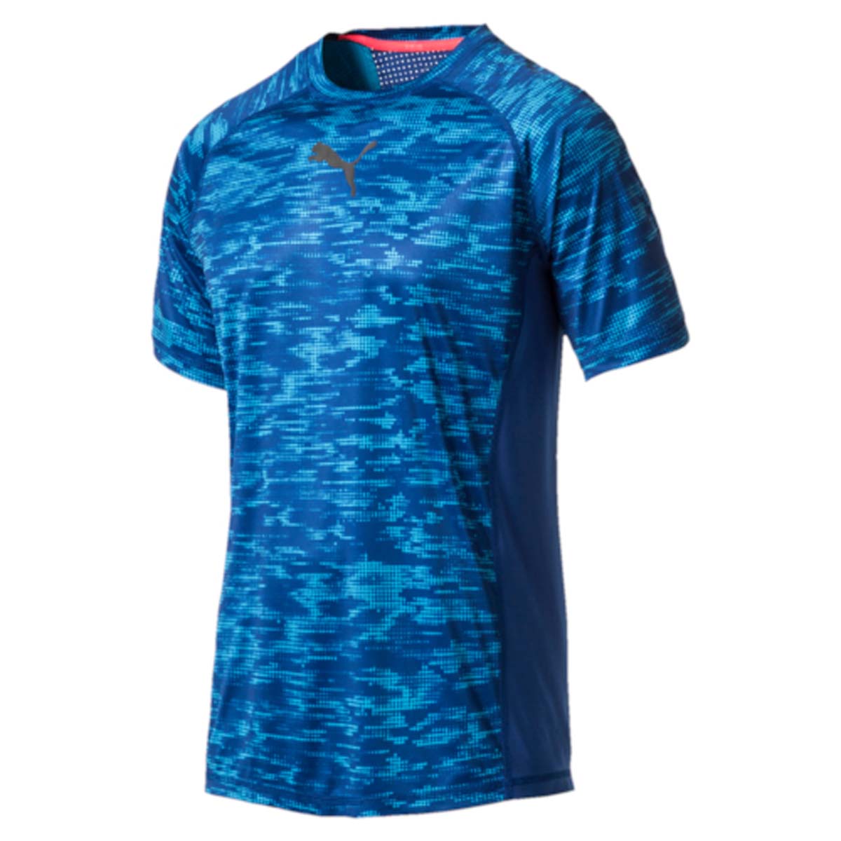 Футболка515164_02 Футболка515164_02Футболка Vent SS Graphic Tee изготовлена с использованием высокофункциональной технологии dryCELL, которая отводит влагу, поддерживает тело сухим и гарантирует комфорт во время активных тренировок и занятий спортом. Вставки PWRCOOL на спине способствуют естественной терморегуляции и обеспечивают отличную вентиляцию. Основной материал изделия легок и практически невесом, что создает дополнительное удобство при интенсивных тренировках. Эргономичный вырез и плоские швы исключают натирание и раздражение кожи. Футболка декорирована сплошным рисунком, актуальным в этом сезоне, покрывающим перед и рукава изделия, а также снабжена логотипом dryCELL, нанесенным методом термопечати на подол сзади слева. Спереди модель украшена логотипом PUMA. Футболка имеет стандартный, чуть зауженный фасон по фигуре, очень удобный для активных тренировок.