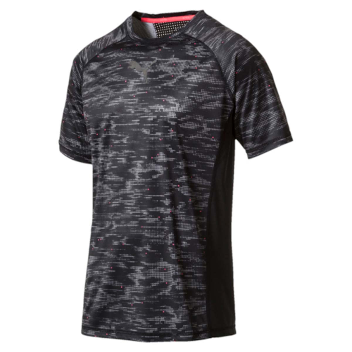 Футболка515164_02 Футболка515164_02Футболка Vent SS Graphic Tee изготовлена с использованием высокофункциональной технологии dryCELL, которая отводит влагу, поддерживает тело сухим и гарантирует комфорт во время активных тренировок и занятий спортом. Вставки PWRCOOL на спине способствуют естественной терморегуляции и обеспечивают отличную вентиляцию. Основной материал изделия легок и практически невесом, что создает дополнительное удобство при интенсивных тренировках. Эргономичный вырез и плоские швы исключают натирание и раздражение кожи. Футболка декорирована сплошным рисунком, актуальным в этом сезоне, покрывающим перед и рукава изделия, а также снабжена логотипом dryCELL, нанесенным методом термопечати на подол сзади слева. Спереди модель украшена логотипом PUMA. Футболка имеет стандартный, чуть зауженный фасон по фигуре, очень удобный для активных тренировок.