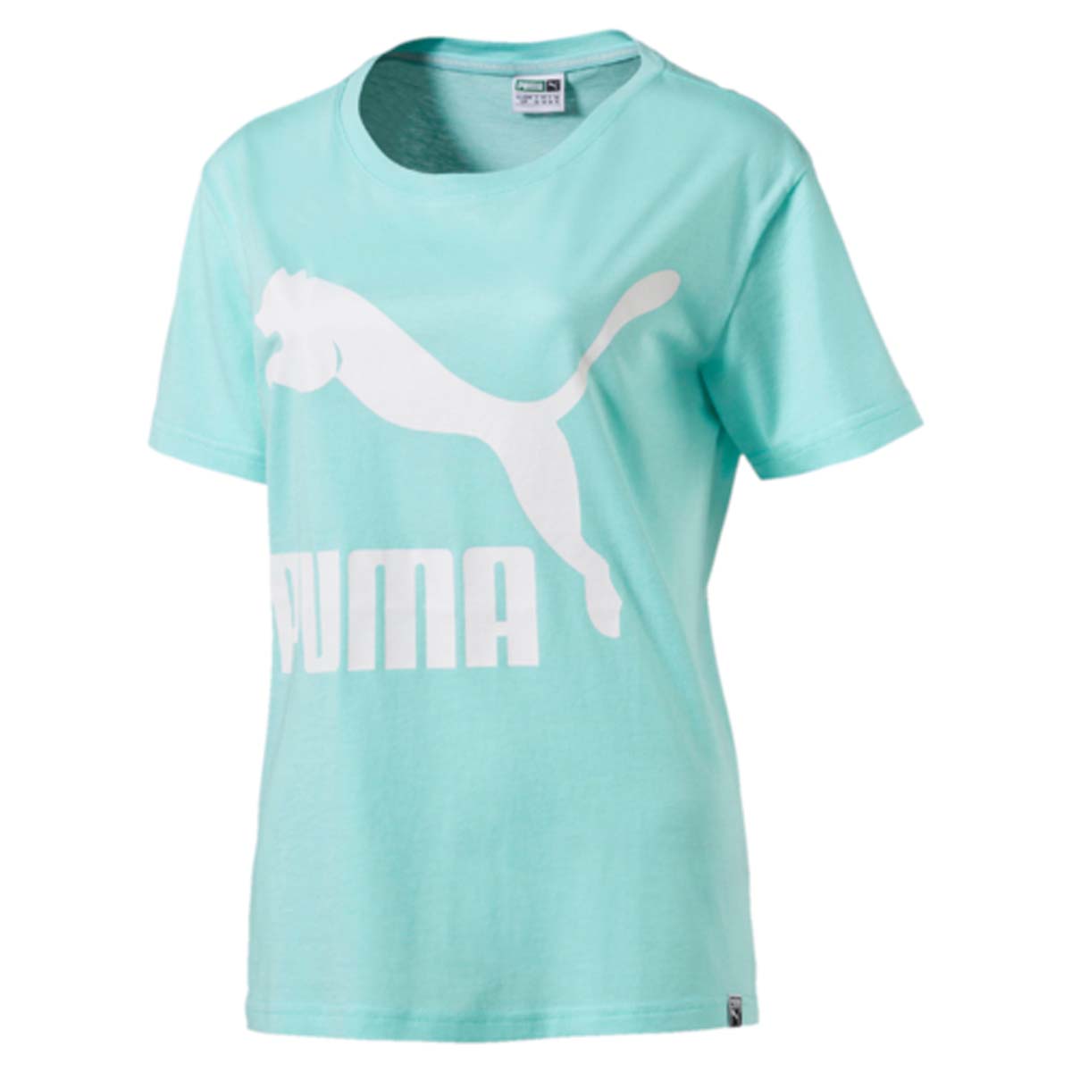 Футболка57290523 Футболка57290523Стильная футболка Archive Logo Tee для уверенных в себе спортивных девушек изготовлена из хлопка с добавлением модала. Модель имеет круглый вырез горловины, стандартные короткие рукава и посадку Regular fit. На груди футболка дополнена объемным логотипом PUMA. Отличная модель для отдыха и занятий спортом понравится современным модницам. Свободный крой футболки не сковывает движений.