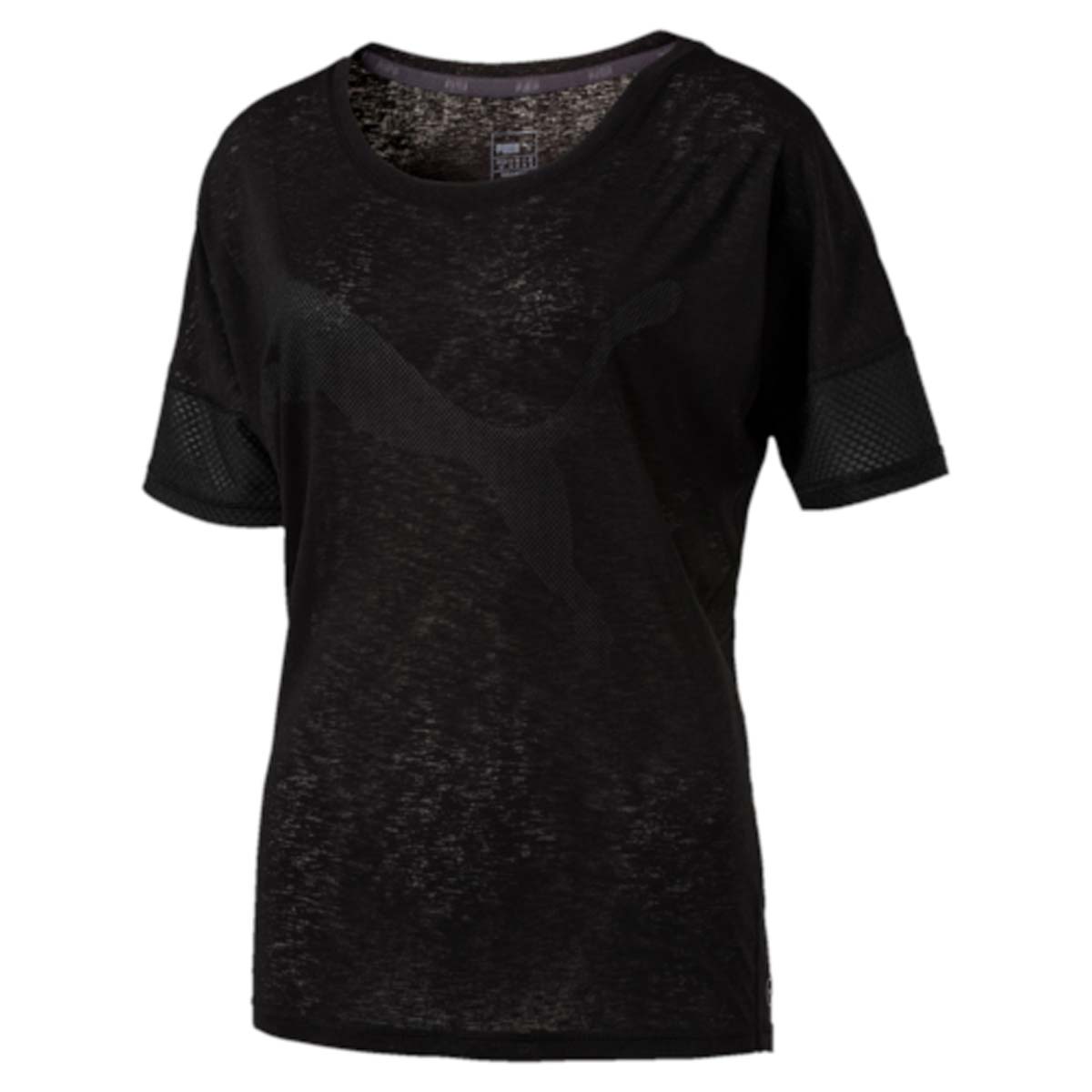 Футболка515119_01 Футболка515119_01Стильная футболка Loose Tee выполнена из 100% полиэстера с финальной влагоотводящей обработкой на основе биотехнологий. Высокофункциональная технология dryCELL отводит влагу, поддерживает тело сухим и гарантирует комфорт во время активных тренировок и занятий спортом. Модель имеет ассиметричную нижнюю кромку, сетчатые вставки в рукавах для вентиляции воздуха и круглый вырез горловины. Футболка декорирована крупным объемным логотипом PUMA на груди. Свободный покрой не сковывает движений, а укороченный силуэт позволяет легко комбинировать футболку с другими предметами одежды.