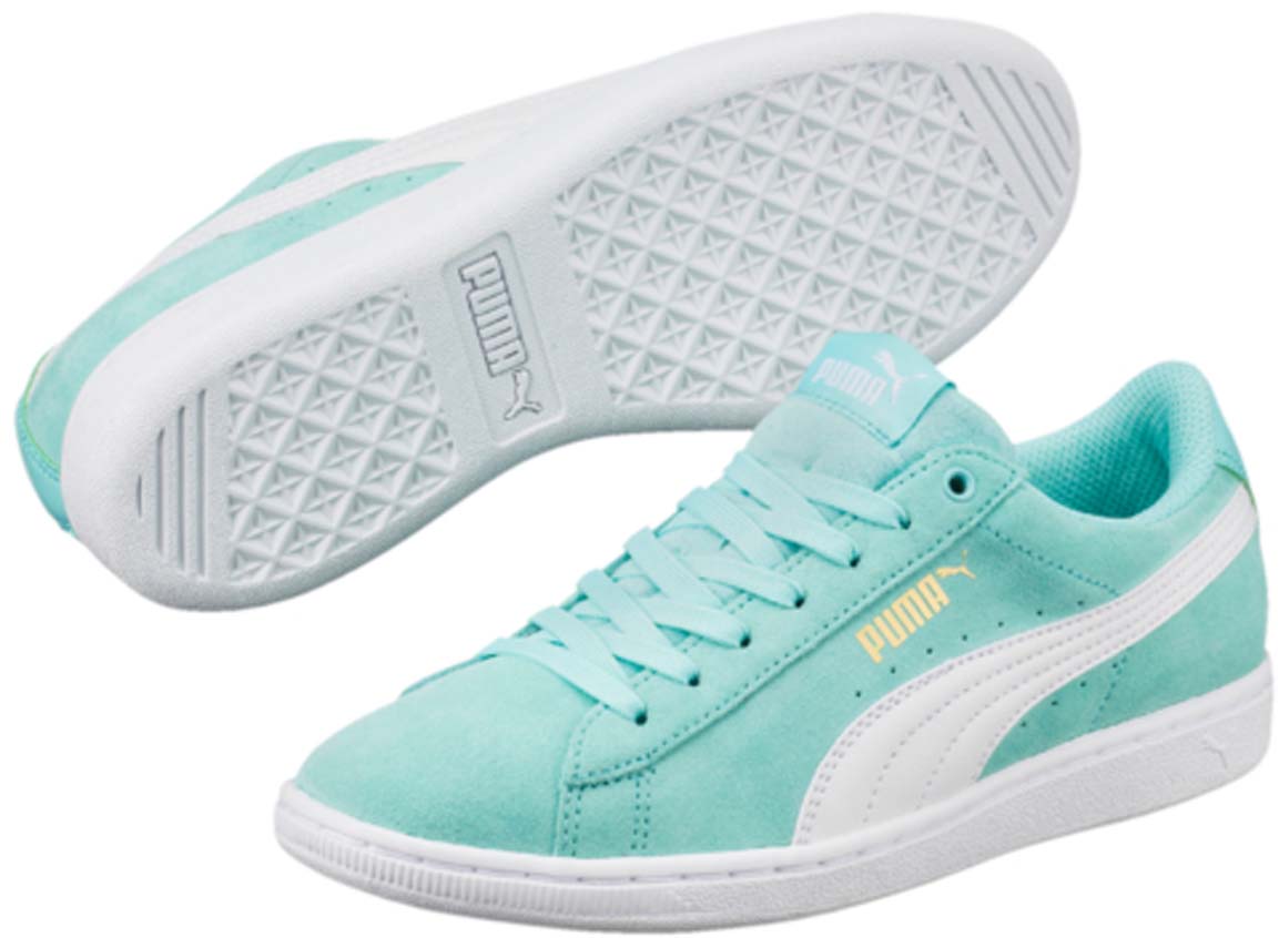 Кеды36262414 Кеды36262414Вся линейка Vikky от PUMA - это сочетание спортивности и женственности, и модель Puma Vikky Spice не исключение. Выросшая из баскетбольной обуви модель представлена с классическим верхом из замши. О вашем комфорте и свежести позаботится стелька из материала SoftFoam, который не только устраняет неприятные запахи, но и обладает памятью, фиксирующей все анатомические особенности стопы. В обуви серии Vikky от PUMA можно зажигать где угодно!