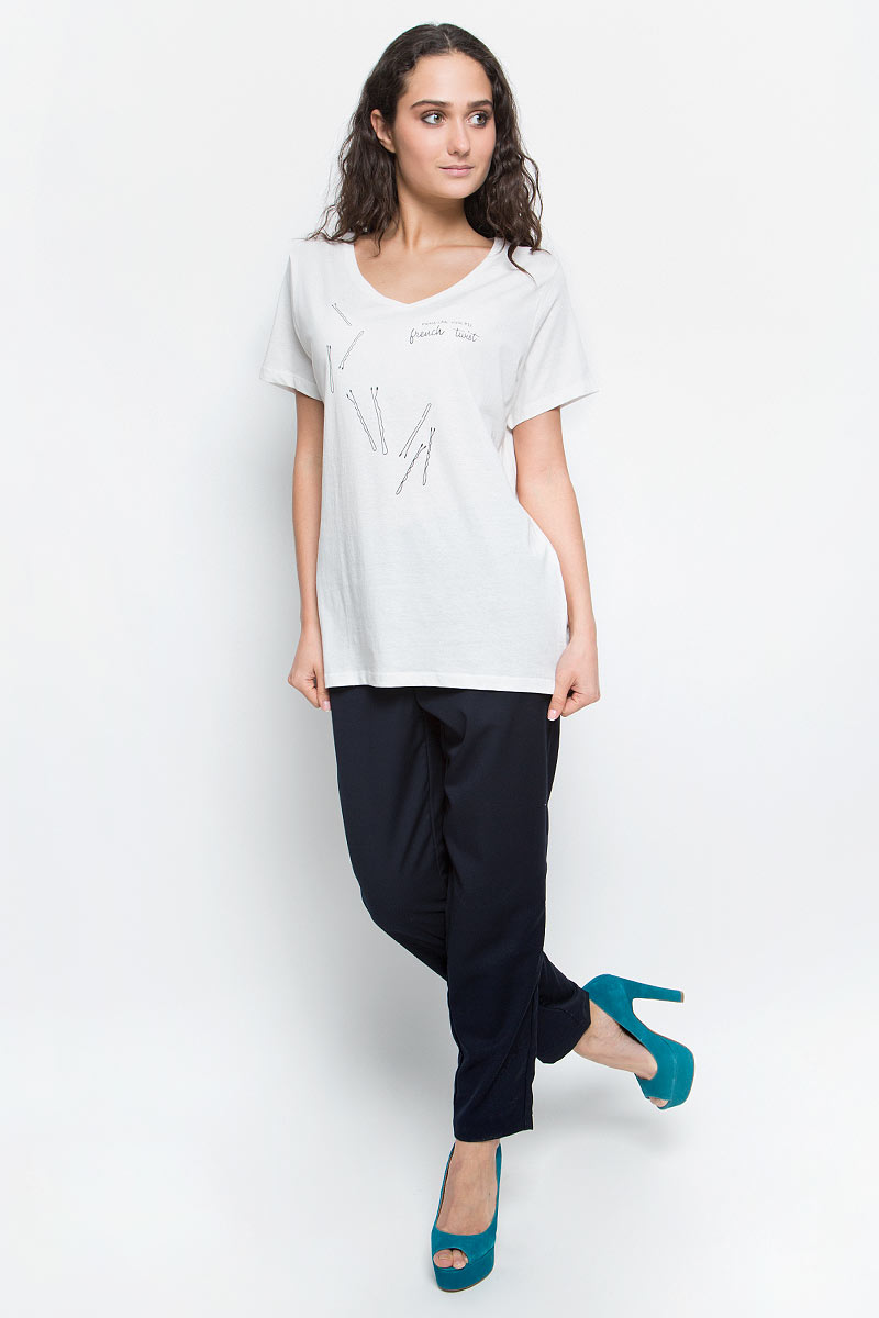 ФутболкаB237096_Deep Navy ФутболкаB237096_Deep NavyСтильная женская футболка Baon изготовлена из натурального хлопка. Материал очень мягкий и приятный на ощупь. Модель свободного кроя с V-образным вырезом горловины и короткими рукавами оформлена принтом с изображением шпилек и надписями. Такая футболка займет достойное место в вашем гардеробе.