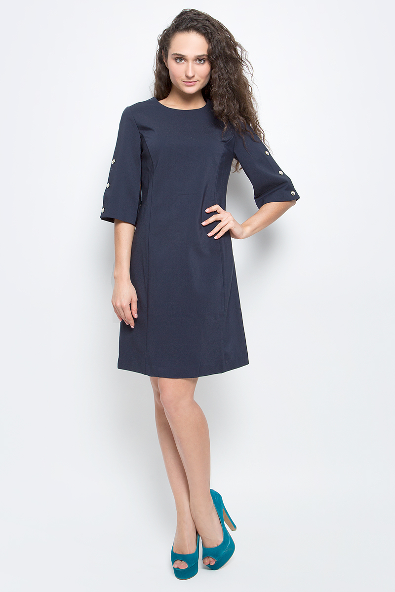 ПлатьеB457032_Dark Navy ПлатьеB457032_Dark NavyСтильное платье Baon выполнено из плотного материала с эффектом “стрейч”. Модель приталенного силуэта с круглым вырезом горловины и широкими рукавами длиной 3/4 прекрасно сидит и подчеркивает достоинства фигуры. Платье застегивается на потайную застежку-молнию на спинке. Рукава декорированы золотистыми пуговицами. В таком платье вы будете выглядеть элегантно и женственно.