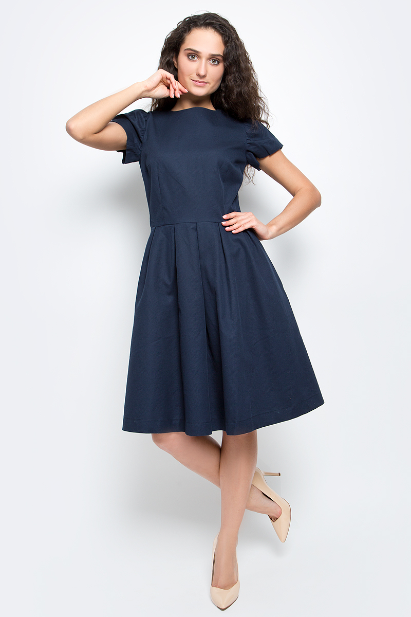 ПлатьеB457045_Dark Navy ПлатьеB457045_Dark NavyСтильное платье Baon выполнено из натурального рельефного хлопка. Модель приталенного кроя с круглым вырезом горловины и короткими рукавами-фонариками прекрасно сидит и подчеркивает достоинства фигуры. Платье застегивается на потайную застежку-молнию на спинке и дополнено двумя боковыми карманами. В таком платье вы будете выглядеть элегантно и женственно.