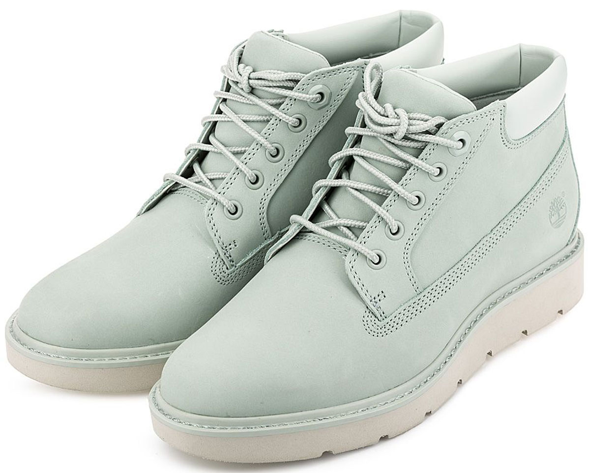 БотинкиTBLA1JTFW. БотинкиTBLA1JTFW.Женские ботинки Timberland Kenniston Nellie выполнены из натурального нубука. Подъем модели дополнен классической шнуровкой. По ранту ботинки оформлены прострочкой. Боковая сторона с тиснением в виде логотипа бренда. Подкладка и стелька с технологией Ortholite изготовлены из текстиля. Резиновая подошва оснащена рифлением.