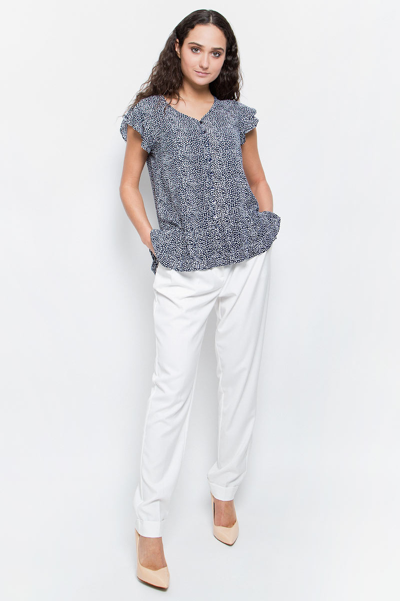 БлузкаB197012_Dark Navy Printed БлузкаB197012_Dark Navy PrintedСтильная блузка Baon выполнена из легкого вискозного материала с принтом в горошек. Ткань очень мягкая и приятная на ощупь. Блузка свободного кроя с V-образным вырезом горловины и короткими рукавами-крылышками застегивается на пуговицы. По нижнему краю модель декорирована оборкой. Лаконичная блузка поможет создать оригинальный женственный образ!