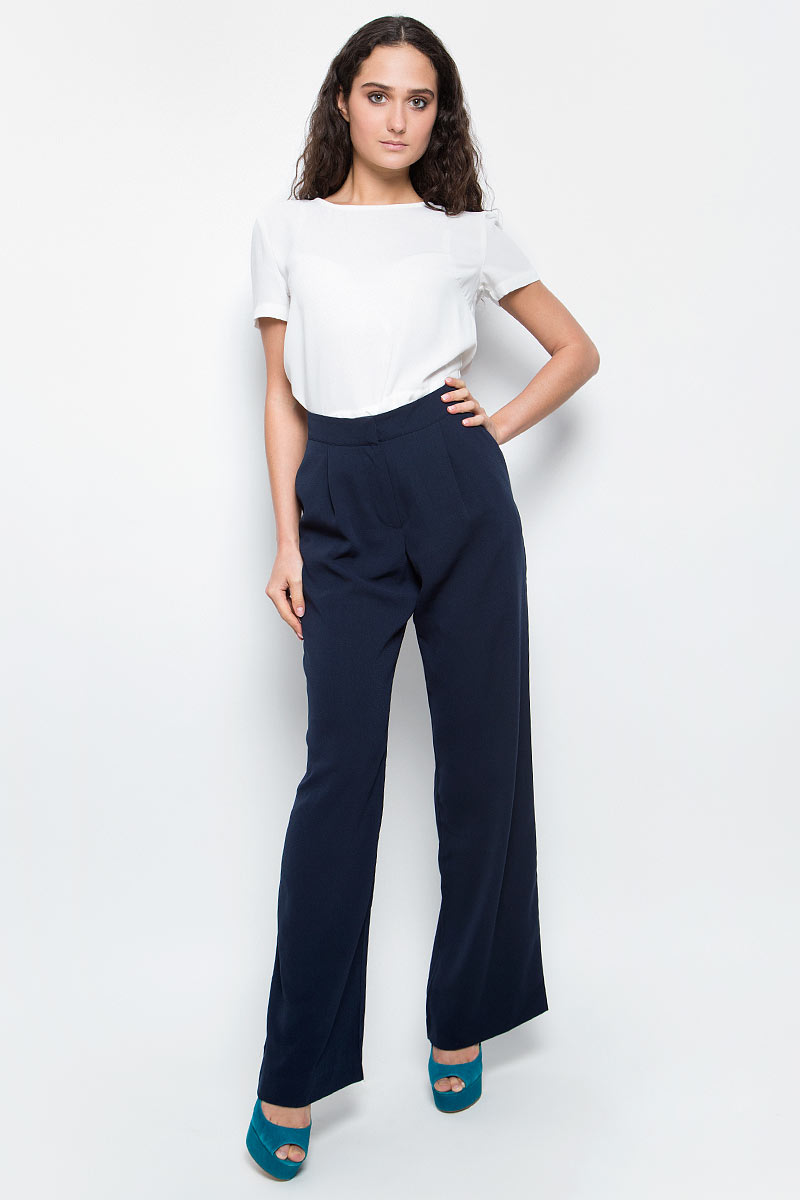 БрюкиB297019_Dark Navy БрюкиB297019_Dark NavyСтильные брюки-палаццо Baon выполнены из плотного полиэстера. Модель свободного кроя на широком поясе застегивается на молнию в ширинке и металлические крючки. Брюки дополнены двумя боковыми карманами и двумя втачными карманами сзади. Элегантные брюки помогут создать эффектный запоминающийся образ.