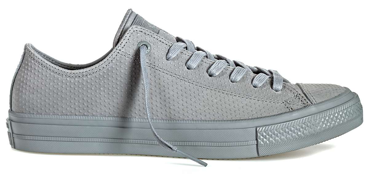 Кеды155766 Кеды155766Стильные мужские кеды Chuck Taylor All Star II от Converse созданы для тех, кто предпочитает оригинальный дизайн и непревзойденное качество. Кеды выполнены из натуральной кожи с декоративным тиснением. По бокам предусмотрена перфорация. Классическая шнуровка надежно фиксирует обувь на ноге. Стелька и подкладка из мягкого текстиля комфортны при ходьбе. Подошва исполнена из износостойкой резины. Рифление на подошве обеспечивает идеальное сцепление с любыми поверхностями. Эффектные кеды помогут вам создать яркий, динамичный образ.